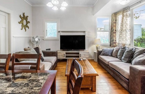 Sandringham House | 4 bed Bungalow | Parking | Netflix | 2 bathrooms