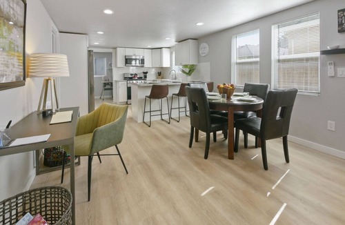 North Oak Park House | 4 Bed+ Close to DT Sac & UCD Med + Pet Friendly