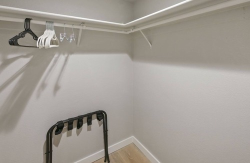 North Oak Park House | 4 Bed+ Close to DT Sac & UCD Med + Pet Friendly