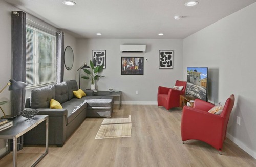 North Oak Park House | 4 Bed+ Close to DT Sac & UCD Med + Pet Friendly