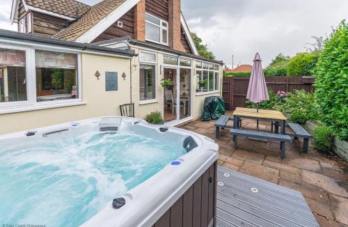 Bacton House | 4 bed Coastal cottage sleeping 10 with hot tub