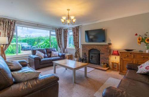 Bacton House | 4 bed Coastal cottage sleeping 10 with hot tub