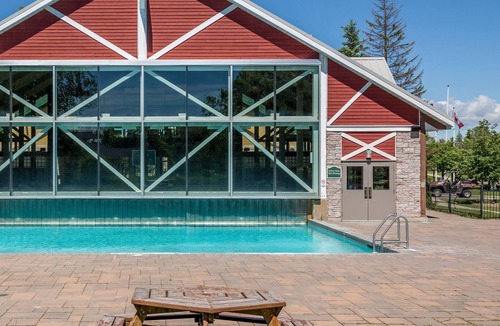 Oro-Medonte Condo | 4-Bed Country Club Haven with Pool, BBQs, and Moren