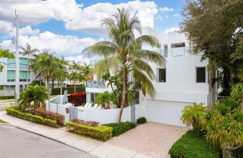 Colee Hammock House | 4-Bed + Den with pool in Las Olas Ft Lauderdale