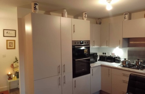 Walsall Apartment | 4 Bed Flat, Sleeps 10, Pets, Parking, Ev charging,