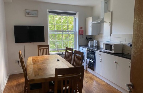 Elephant and Castle Apartment | 4 Bed Flat - Sleeps 10 - Pets - Parking