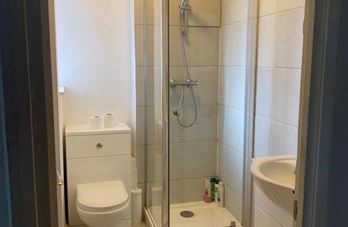 Elephant and Castle Apartment | 4 Bed Flat - Sleeps 10 - Pets - Parking