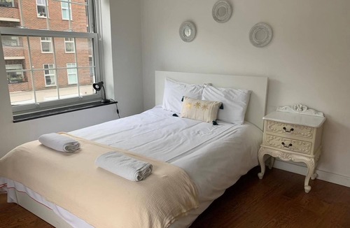 Elephant and Castle Apartment | 4 Bed Flat - Sleeps 10 - Pets - Parking