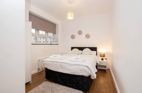 Elephant and Castle Apartment | 4 Bed Flat - Sleeps 10 - Pets - Parking