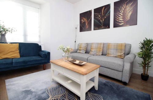 Castle Apartment | 4 Bed Flat - Sleeps 4 - Parking - Wifi