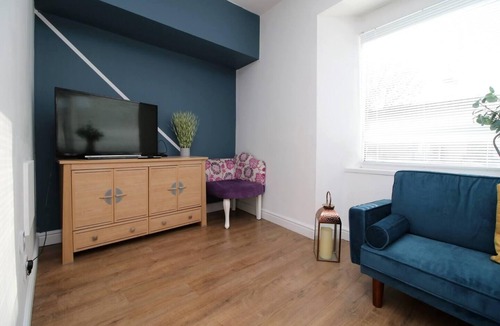 Castle Apartment | 4 Bed Flat - Sleeps 4 - Parking - Wifi