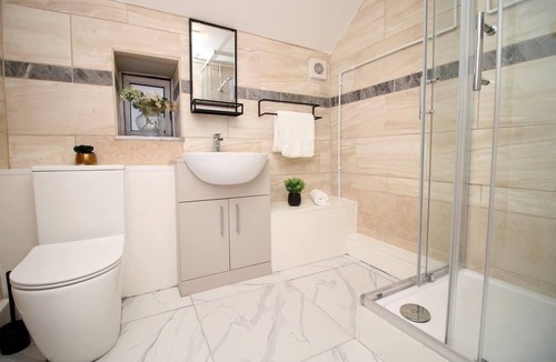 Castle Apartment | 4 Bed Flat - Sleeps 4 - Parking - Wifi