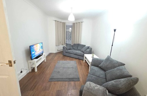 Belvedere House | 4-Bed Home with Parking in Belvedere Perfect for work, Families & Weekends Away