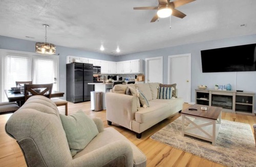 Bloomington House | 4 Bed | Hot Tub | Close to IU | Pet Friendly