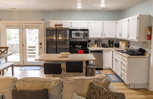 Bloomington House | 4 Bed | Hot Tub | Close to IU | Pet Friendly