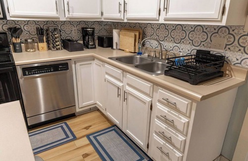 Bloomington House | 4 Bed | Hot Tub | Close to IU | Pet Friendly