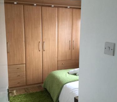 Basildon House | 4 Bed House next to Basildon Town Centre