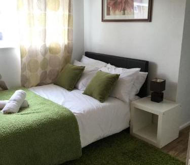 Basildon House | 4 Bed House next to Basildon Town Centre