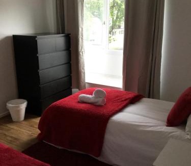 Basildon House | 4 Bed House next to Basildon Town Centre