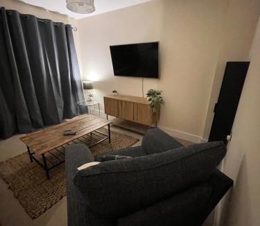 Bilston House | 4 bed house perfect for contractors