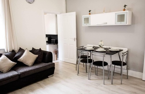 Burslem House | 4 Bed House, Sleeps 9, Free Parking