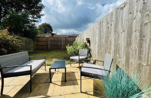 Luton House | 4-Bed House Sleeps 7 with Garden