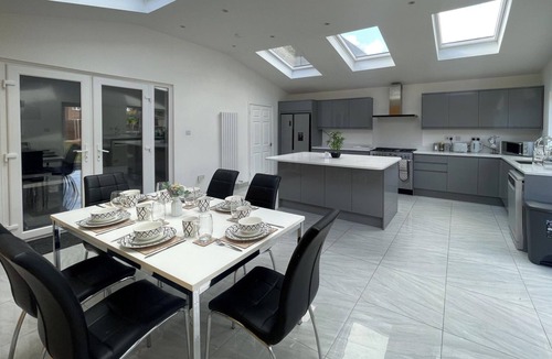 Luton House | 4 Bed House Sleeps 8 - Enclosed Garden - Parking