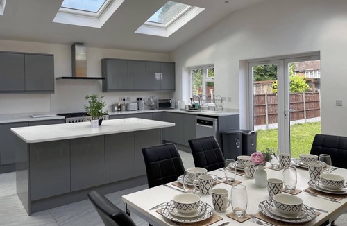 Luton House | 4 Bed House Sleeps 8 - Enclosed Garden - Parking