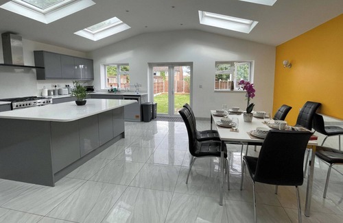 Luton House | 4 Bed House Sleeps 8 - Enclosed Garden - Parking