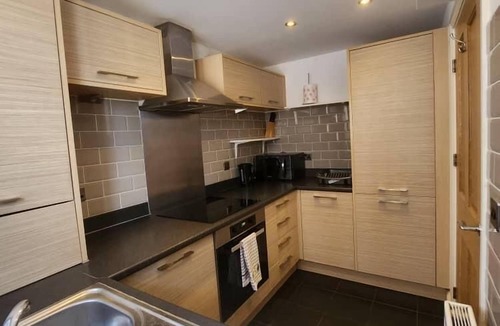 West Thurrock House | 4 Bed House - Sleeps 8 - Wifi - Parking