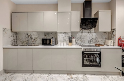 Cowley House | 4 Bed House - Sleeps 9 - Garden - Parking - Wifi