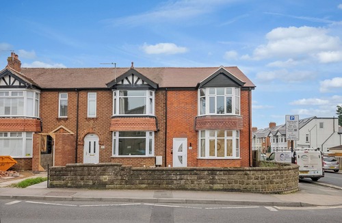 Cowley House | 4 Bed House - Sleeps 9 - Garden - Parking - Wifi