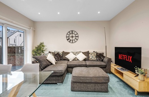 Cowley House | 4 Bed House - Sleeps 9 - Garden - Parking - Wifi