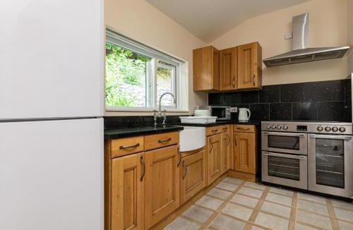 Bala House | 4 Bed in Bala 75288