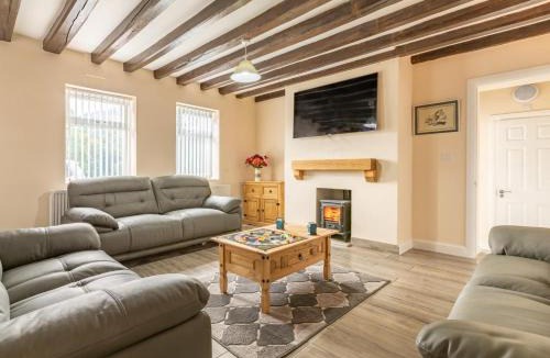 Bala House | 4 Bed in Bala 75288