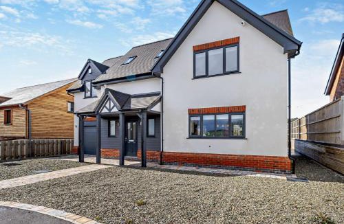 Bishops Castle House | 4 Bed in Bishops Castle 94072