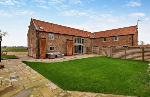 Brough House | 4 Bed in Brough oc-93496