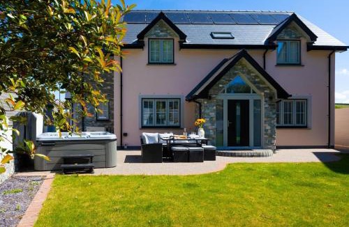 Tremain House | 4 Bed in Cardigan oc-d30449