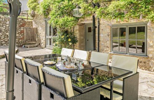 Axminster House | 4 Bed in Charmouth THEFA