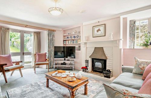 Axminster House | 4 Bed in Charmouth THEFA