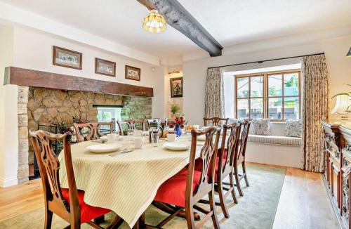 Axminster House | 4 Bed in Charmouth THEFA