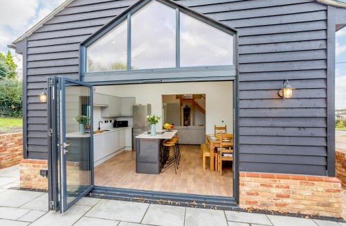 Dunstable House | 4 Bed in Dunstable 93632