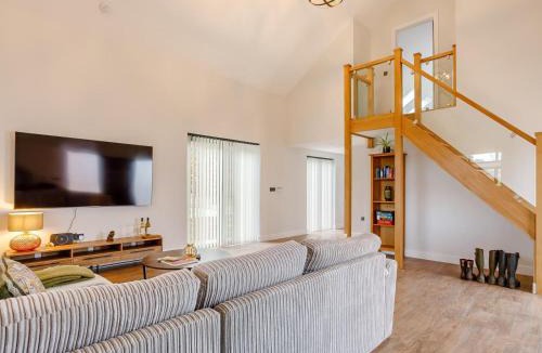 Dunstable House | 4 Bed in Dunstable 93632