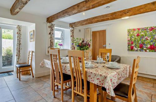 Abergavenny House | 4 Bed in Gilwern 90003