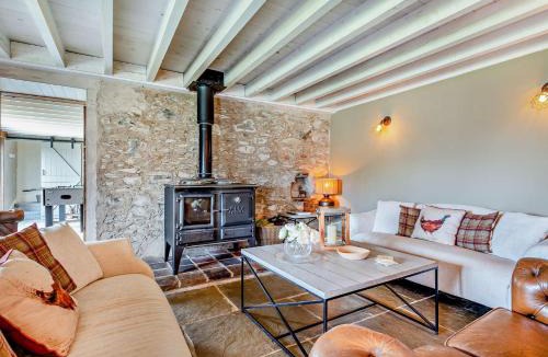 Llanddeusant House | 4 Bed in Llanfechell 90258