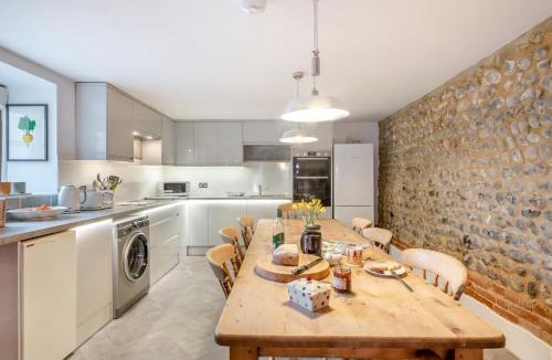 Aldborough House | 4 Bed in Roughton oc-1618