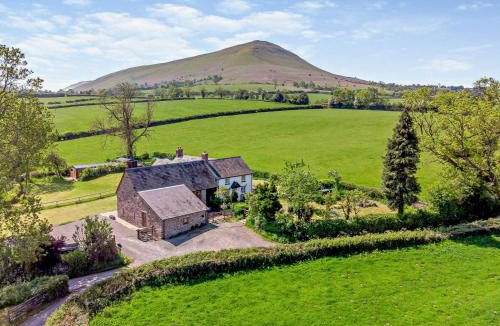 Llanfihangel Tal-y-llyn House | 4 Bed in Talgarth BN182
