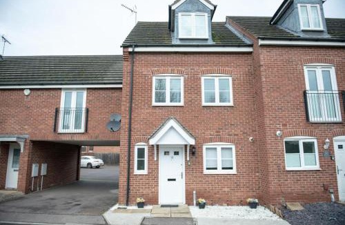 Peterborough House | 4-Bed, Sleeps 6, contractors welcome!