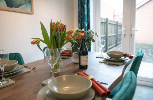 Peterborough House | 4-Bed, Sleeps 6, contractors welcome!