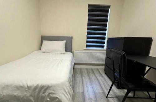 Alibon House | 4 Bed - Sleeps 8 with Free Parking